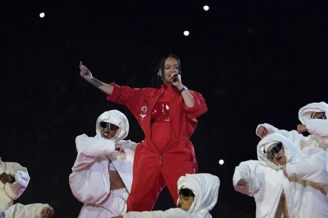 Rihanna “quebra a internet” com show no Super Bowl e revela gravidez