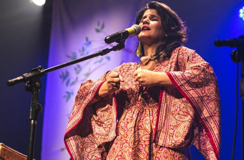 Estela Ceregatti inicia segunda fase da turnê “Canteiro” com shows pelo país