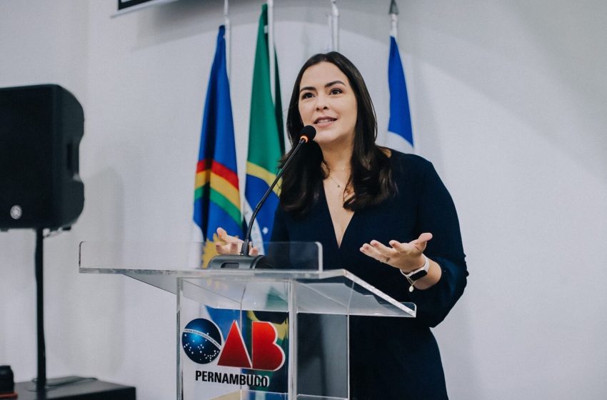 Maria Arraes participa de entrega da Constituição Federal a estudantes de Direito na OAB-PE