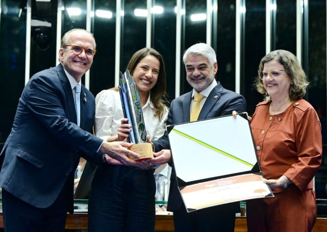 Senado Federal concede comenda a Raquel Lyra por avanços na alfabetização infantil em Pernambuco