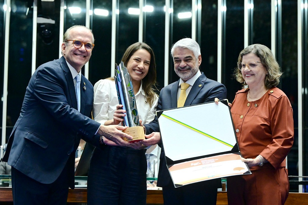 Senado Federal concede comenda a Raquel Lyra por avanços na alfabetização infantil em Pernambuco