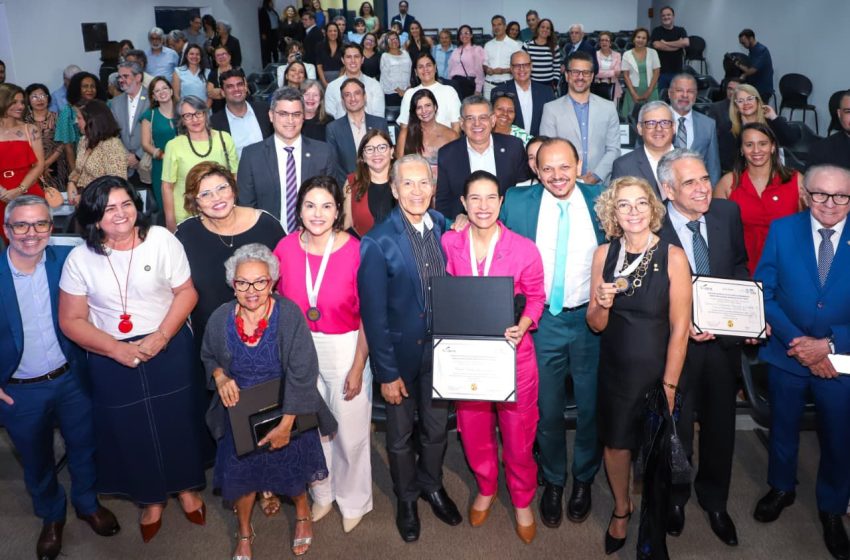 Governadora Raquel Lyra e vice Priscila Krause recebem Medalha Paulo Freire por destaque na educação de Pernambuco