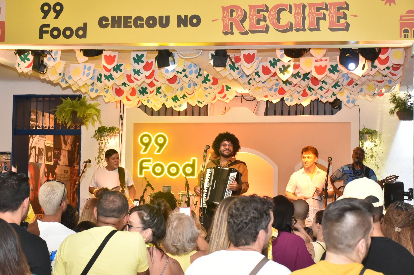 Chegada da 99Food a Pernambuco é celebrada com Sambadeiras e show de Mestrinho em Olinda