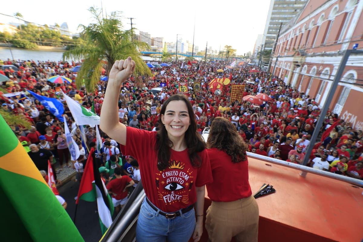 Maria Arraes participa de ato no Recife contra PL da Dosimetria aprovado na Câmara