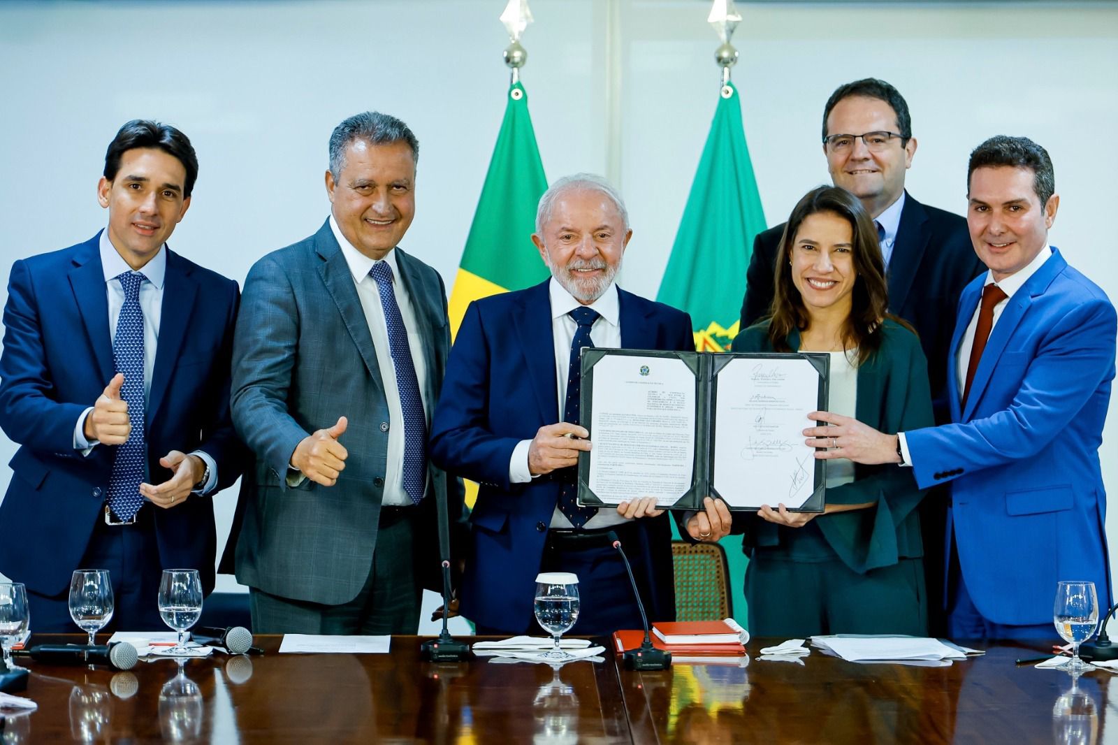 Governadora Raquel Lyra assina acordo com presidente Lula para viabilizar reestruturação do Metrô do Recife