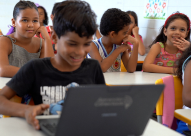 Programa Escolas Conectadas alcança 68,4% das escolas públicas em 2025 e avança rumo à universalização da internet
