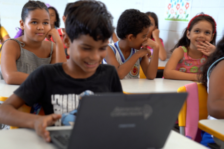 Programa Escolas Conectadas alcança 68,4% das escolas públicas em 2025 e avança rumo à universalização da internet