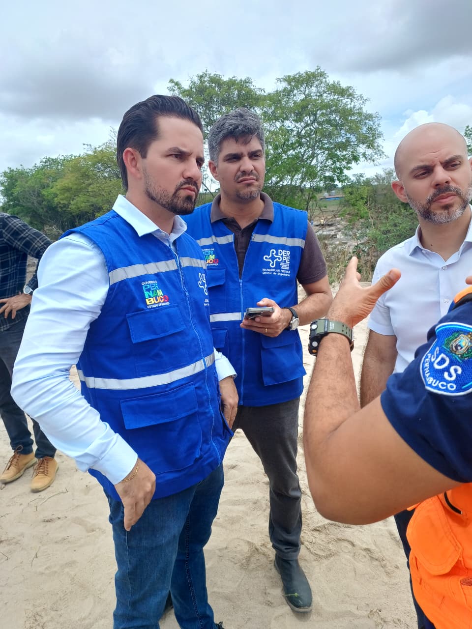 Força-tarefa do Governo Raquel Lyra atua em Jupi, Jucati e Calçado após chuvas destruírem pontes e rodovias