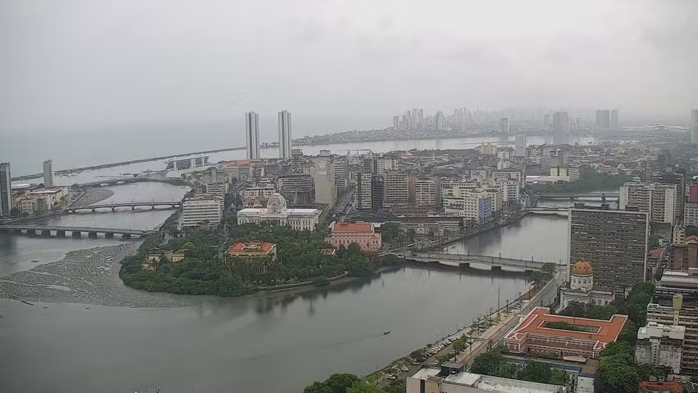 Chuvas no Carnaval transformam Recife em rio e ampliam críticas à Prefeitura