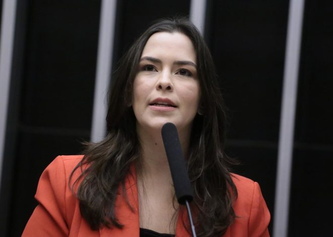 Câmara dos Deputados do Brasil aprova projeto de Maria Arraes que prevê pensão maior quando um dos pais é ausente