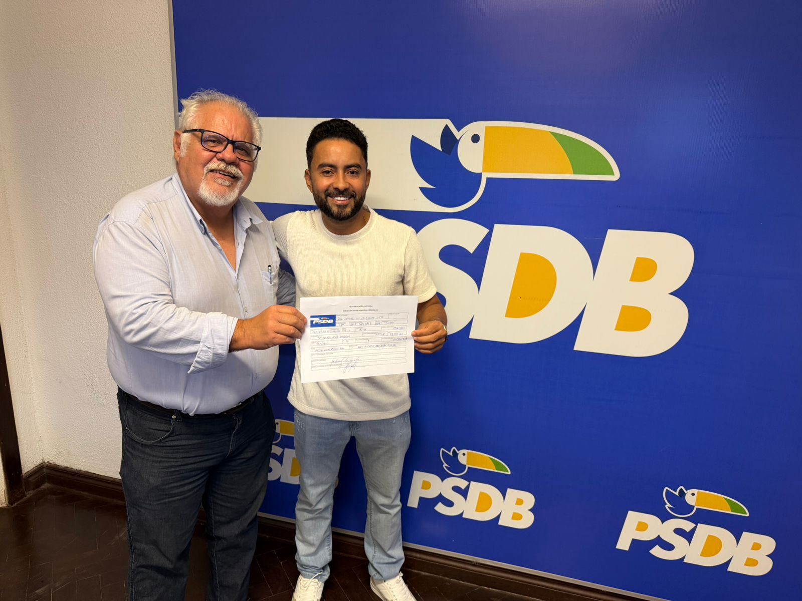 MC Leozinho entra na política, se filia ao PSDB e se lança pré-candidato a deputado em 2026