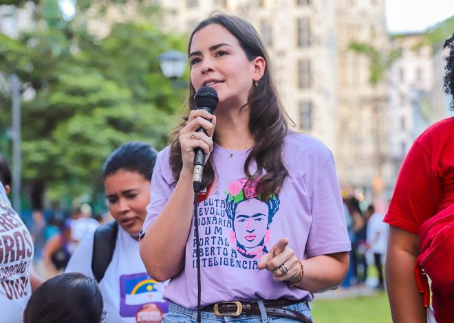 Maria Arraes destaca projeto que prevê R$ 5 bilhões para combate à violência contra a mulher durante ato no Recife