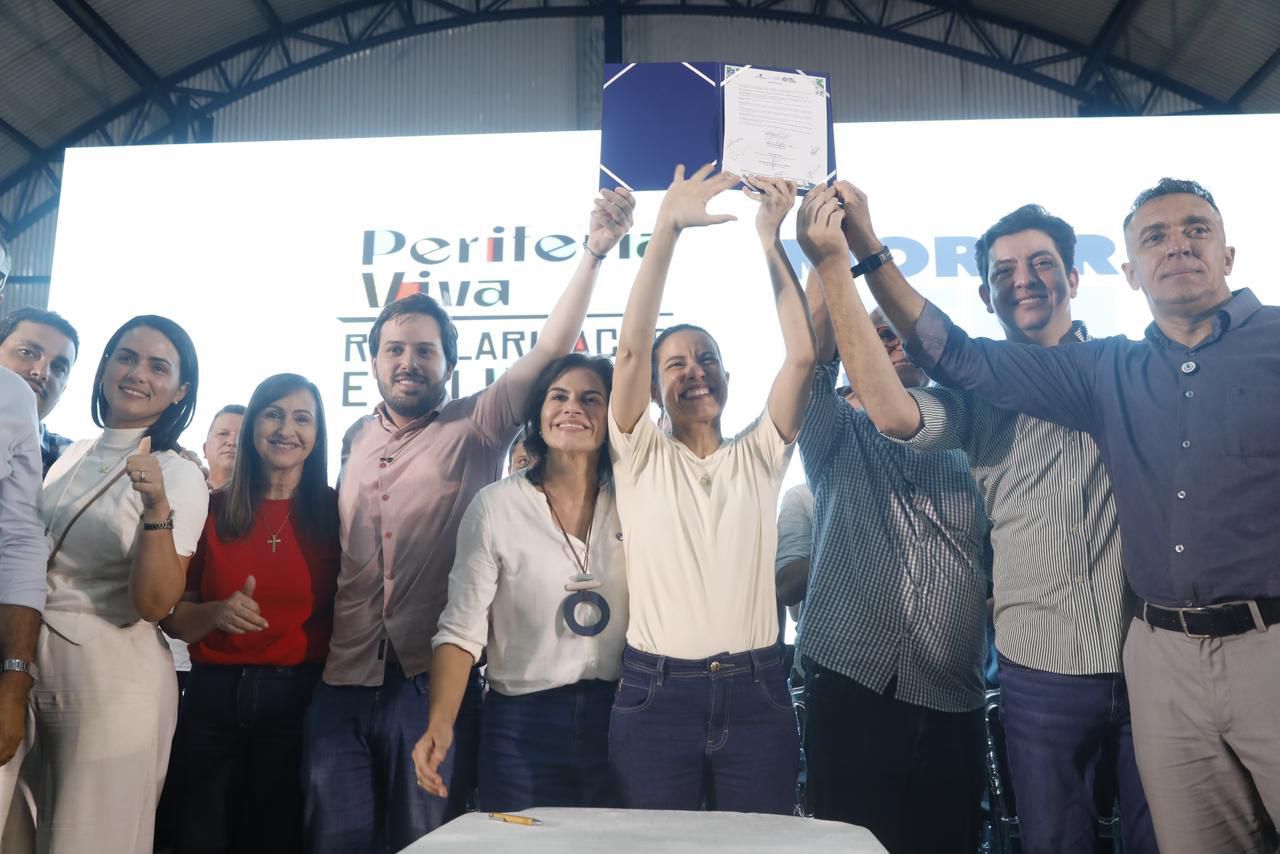 Raquel Lyra entrega 700 títulos de propriedade e anuncia obras de água e creche em Vitória de Santo Antão