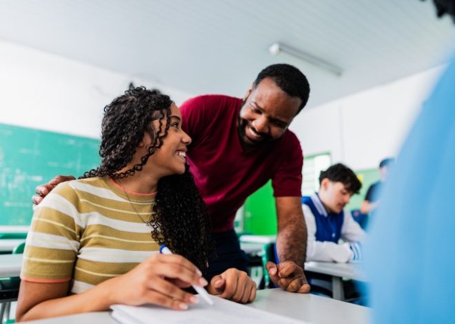 Pé-de-Meia ajuda a reduzir evasão escolar em 43% no ensino médio brasileiro