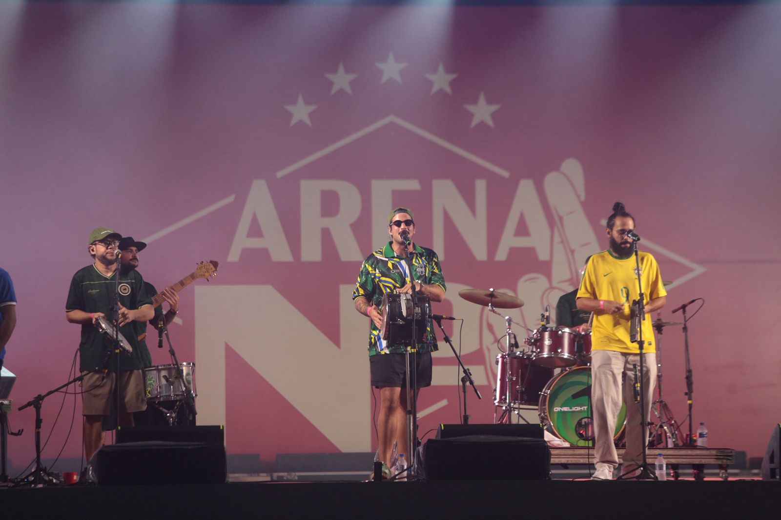 Arena Nº1 reúne torcedores no Recife para celebrar vitória do Brasil sobre a Escócia durante o São João