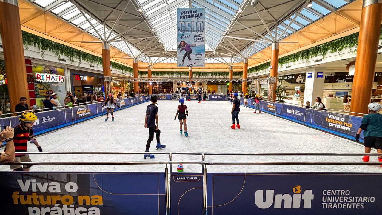 Pista de patinação no gelo volta ao Shopping Guararapes e reforça programação de férias